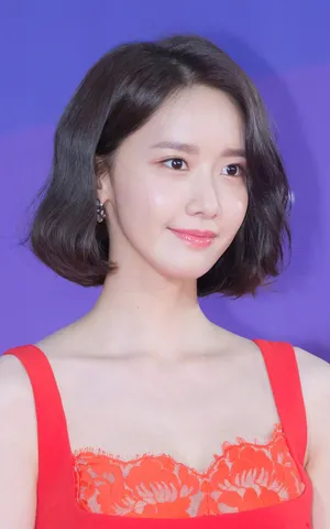 林允儿一袭红裙气质儒雅写真图片
