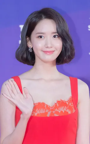 林允儿一袭红裙气质儒雅写真图片_7