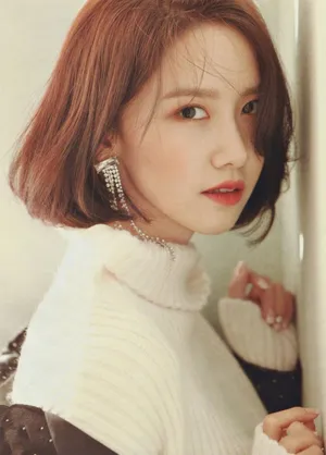 林允儿时尚杂志写真高清图片：短发造型优雅清纯