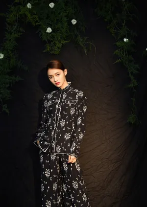 林允杂志优雅神秘写真图片