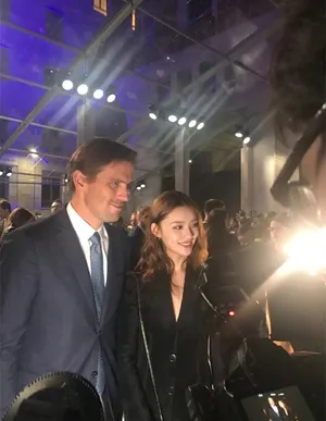 林允米兰时装周气质黑色西装图片_2