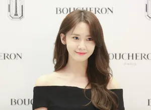 林允儿性感气质一字肩唯美写真