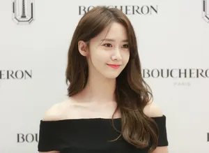 林允儿性感气质一字肩唯美写真_3