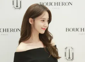 林允儿性感气质一字肩唯美写真_4