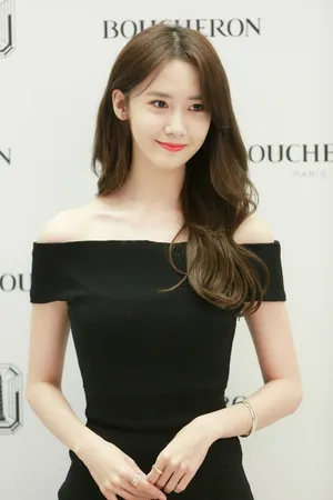林允儿性感气质一字肩唯美写真_5