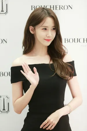 林允儿性感气质一字肩唯美写真_6