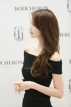 林允儿性感气质一字肩唯美写真_8