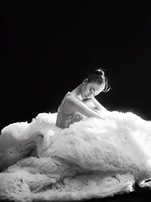 林允黑白质感婚纱写真高清图片_2