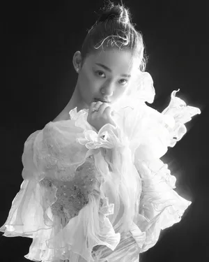 林允黑白质感婚纱写真高清图片_4