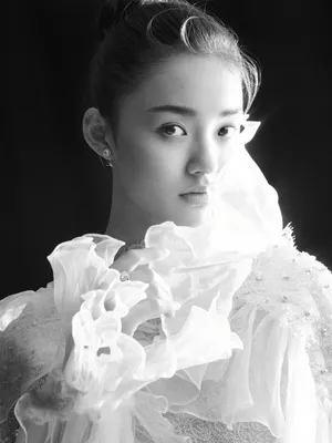 林允黑白质感婚纱写真高清图片_5