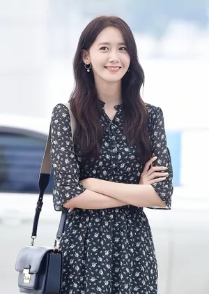 林允儿碎花长裙街拍图片_2