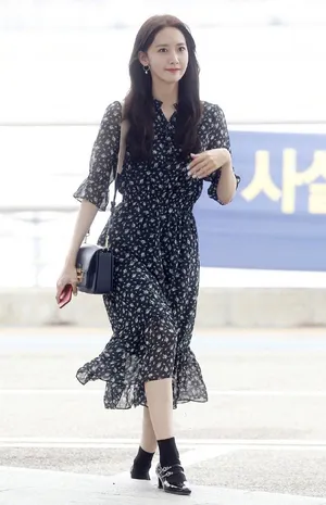 林允儿碎花长裙街拍图片_5