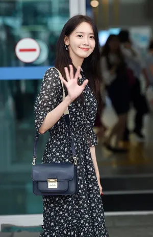 林允儿碎花长裙街拍图片_6