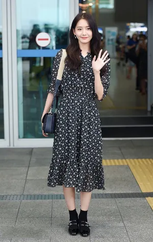 林允儿碎花长裙街拍图片_7