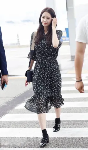 林允儿碎花长裙街拍图片_8