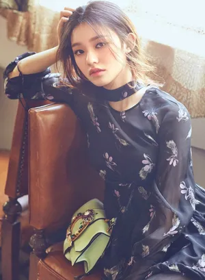 林允唯美写真图片：化身古堡神秘少女_1