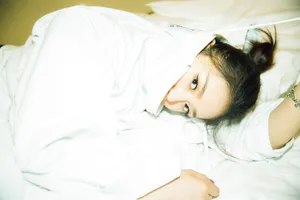 林允卧床妩媚性感图片_2