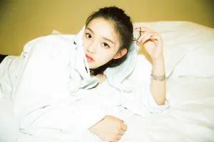 林允卧床妩媚性感图片_4