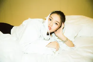 林允卧床妩媚性感图片_5