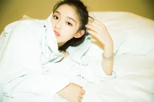 林允卧床妩媚性感图片_7