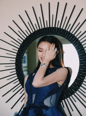 新一代女神林允时尚冷艳造型性感写真_1