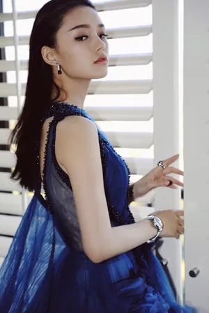 新一代女神林允时尚冷艳造型性感写真_2