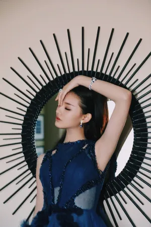 新一代女神林允时尚冷艳造型性感写真_3