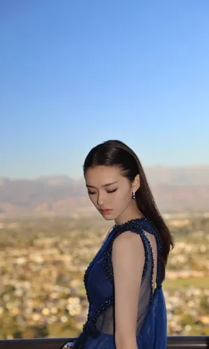 新一代女神林允时尚冷艳造型性感写真_4
