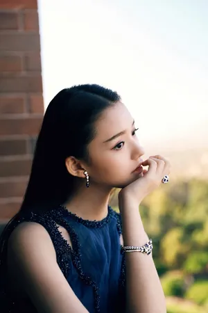 新一代女神林允时尚冷艳造型性感写真_5