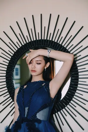 新一代女神林允时尚冷艳造型性感写真_8