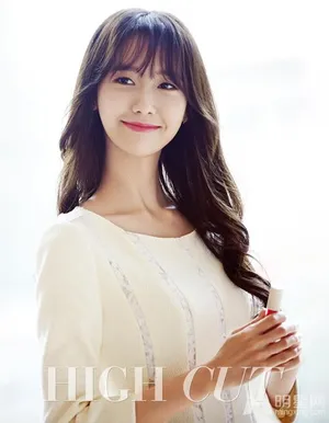 少女时代林允儿时尚写真白衣红唇甜美清纯_3