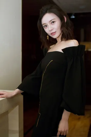 施诗优雅性感礼服图片_4