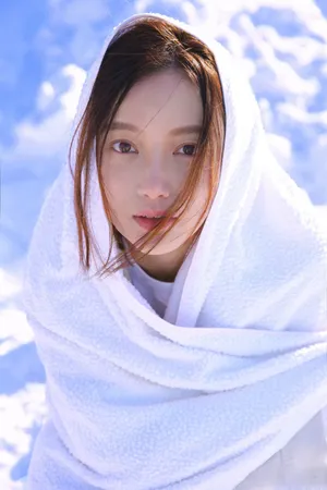 施诗雪地风衣露美腿写真图片_5