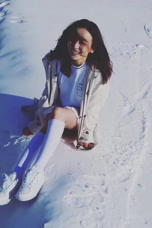施诗雪地风衣露美腿写真图片_6