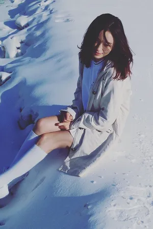 施诗雪地风衣露美腿写真图片_7