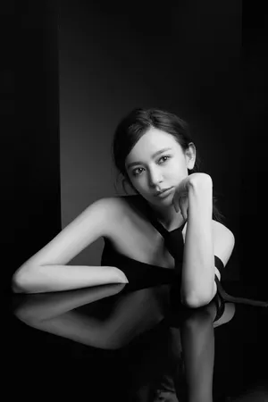 施诗黑白性感妩媚写真图片