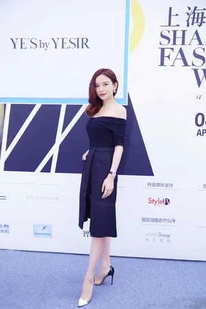 施诗抹胸黑裙妩媚活动写真图片