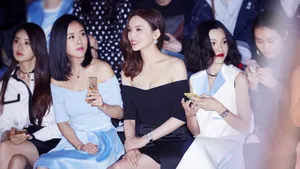施诗抹胸黑裙妩媚活动写真图片_2