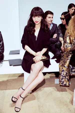 施诗红唇西装美艳写真图片_1
