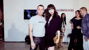 施诗红唇西装美艳写真图片_4