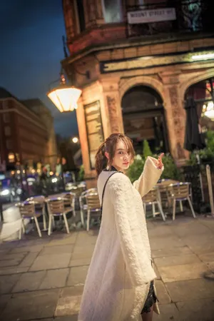 施诗风衣潇洒街拍写真图片