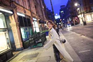 施诗风衣潇洒街拍写真图片_5