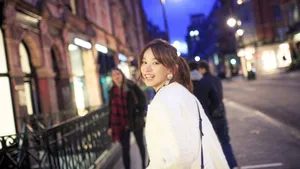 施诗风衣潇洒街拍写真图片_7