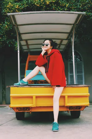 李依晓双丸子头可爱活力写真图片