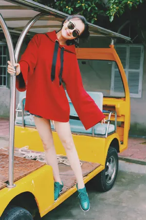 李依晓双丸子头可爱活力写真图片_1
