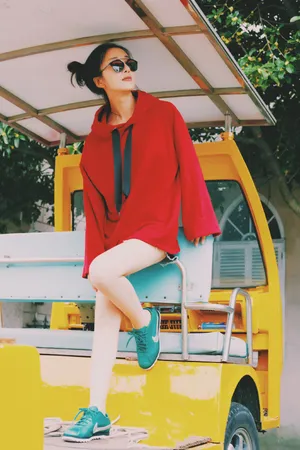 李依晓双丸子头可爱活力写真图片_2