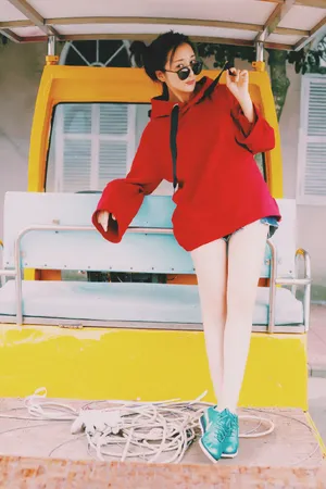 李依晓双丸子头可爱活力写真图片_3