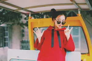 李依晓双丸子头可爱活力写真图片_4