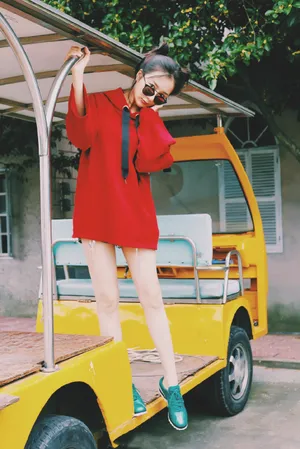 李依晓双丸子头可爱活力写真图片_5