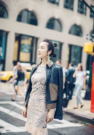 李依晓时尚靓丽街拍图片_2